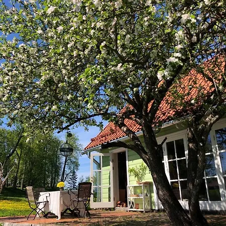 Romantiliselt Boheemlaslik Jarve Kaldal Asuv Majake, Mis Asub 700 Aastase Ajalooga Luke Moisapargis. * Noo