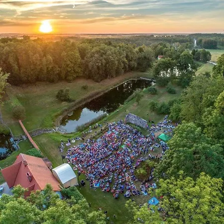 Romantiliselt Boheemlaslik Jarve Kaldal Asuv Majake, Mis Asub 700 Aastase Ajalooga Luke Moisapargis. Prázdninový dům Noo